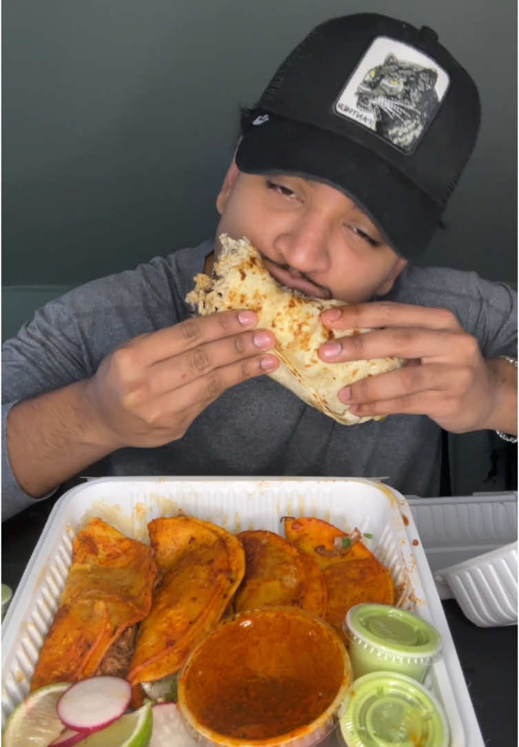 Birria burrito 🌯 #birria #birriatacos #birriaburrito #burrito #chickenburrito #foodies #FoodTok #asmr #mukbang #mukbangeatingshow #mukbangasmr 