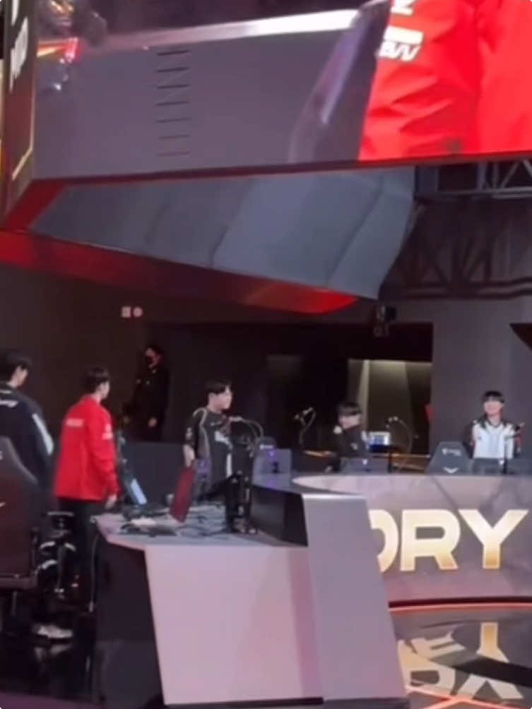 Ỏoooo, hoá ra không phải mình Chobi,mà các em còn lại cũng ăn mừng theo anh dà,bế anh ~•~ #faker #chovy #Bdd #bnkvicla #showmaker #lckkickoff2025 