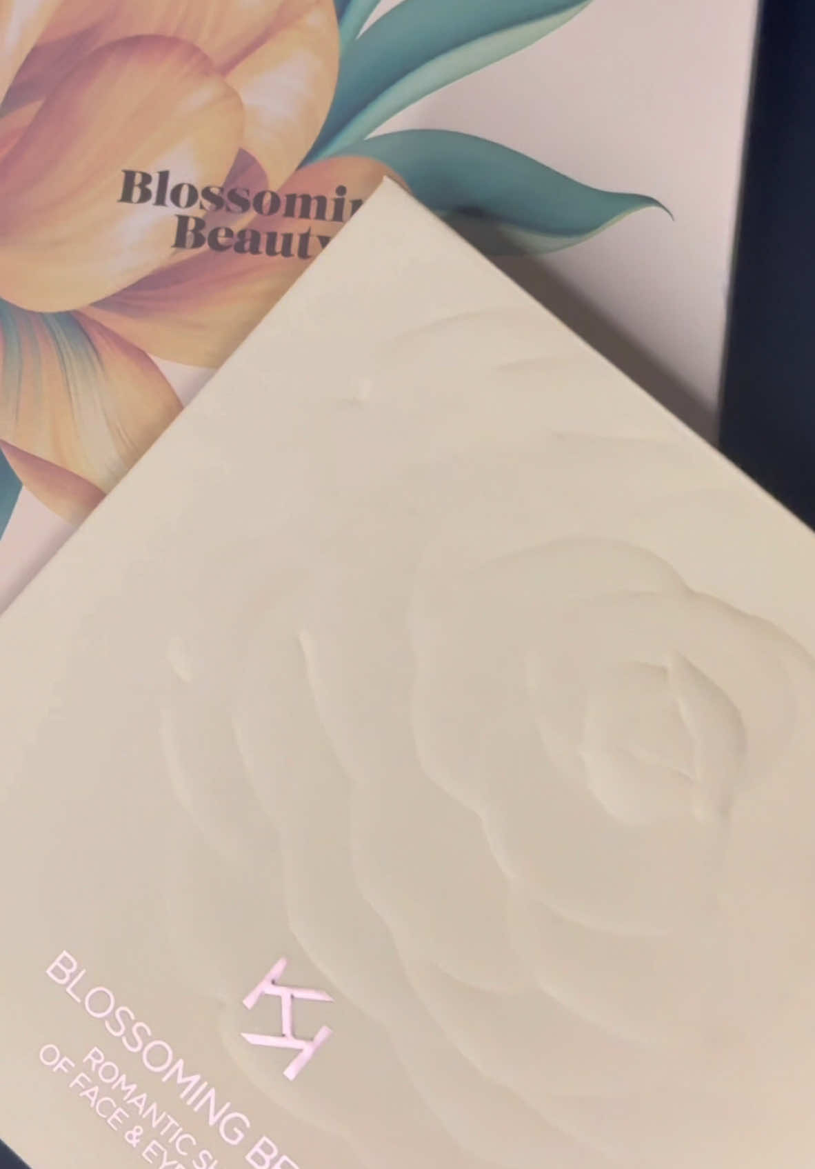 KIKO MILANO  BLOSSOMING BEAUTY PALETTE #kiko #kikomilano #karolinabeauty #beauty #linabeauty #blossomingbeauty 