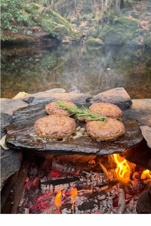 Make burgers on hot rocks in nature 🪵🔥🥩💦🌲 #outdoorcooking #cookingasmr #Recipe #leon #cookingnature #foodtiktok #camping #cooking #burgers 