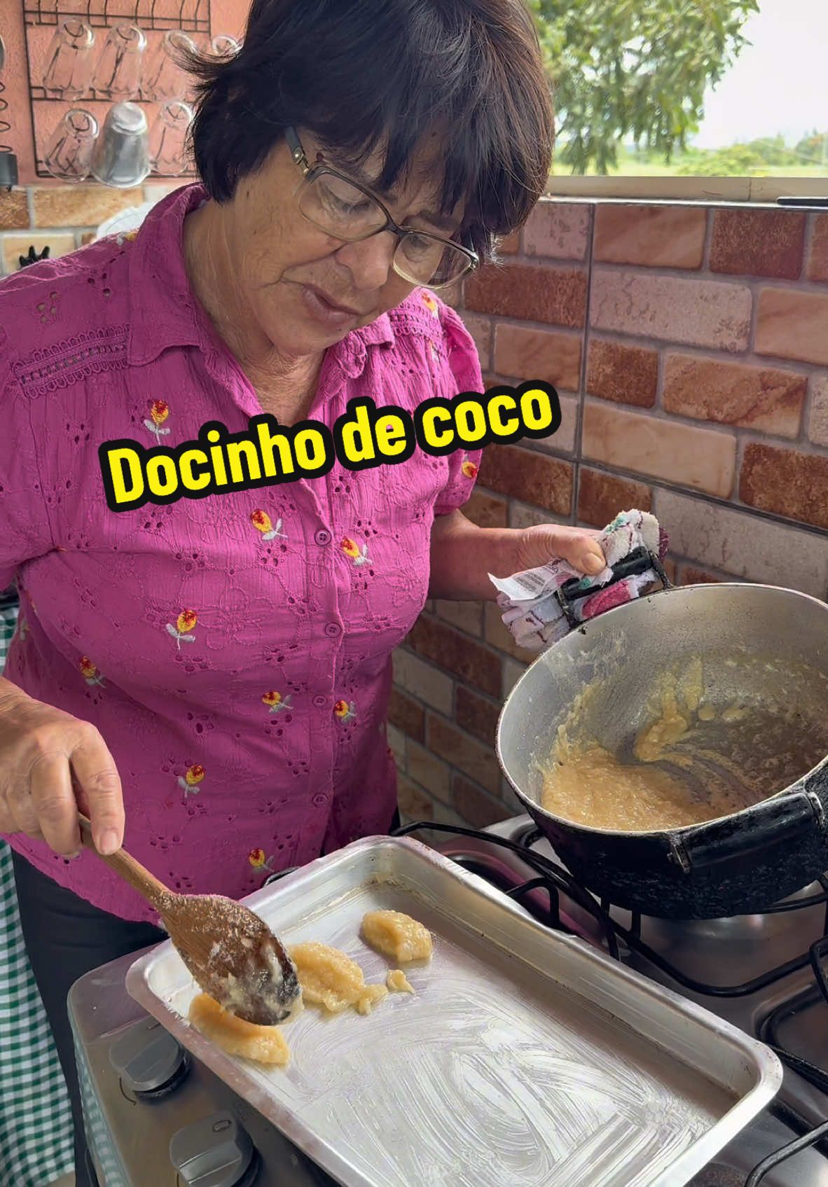 Docinho de coco rápido e delicioso  Usei meio copo açúcar  1 de água  2 copo de coco  1 copo de leite condensado  #doce #chacaracristal #natureza #docecoco 