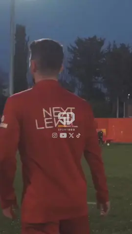 Mertens ne güzel zemine sövüyor ama.. #Mertens #Galatasaray #Barışalperyilmaz