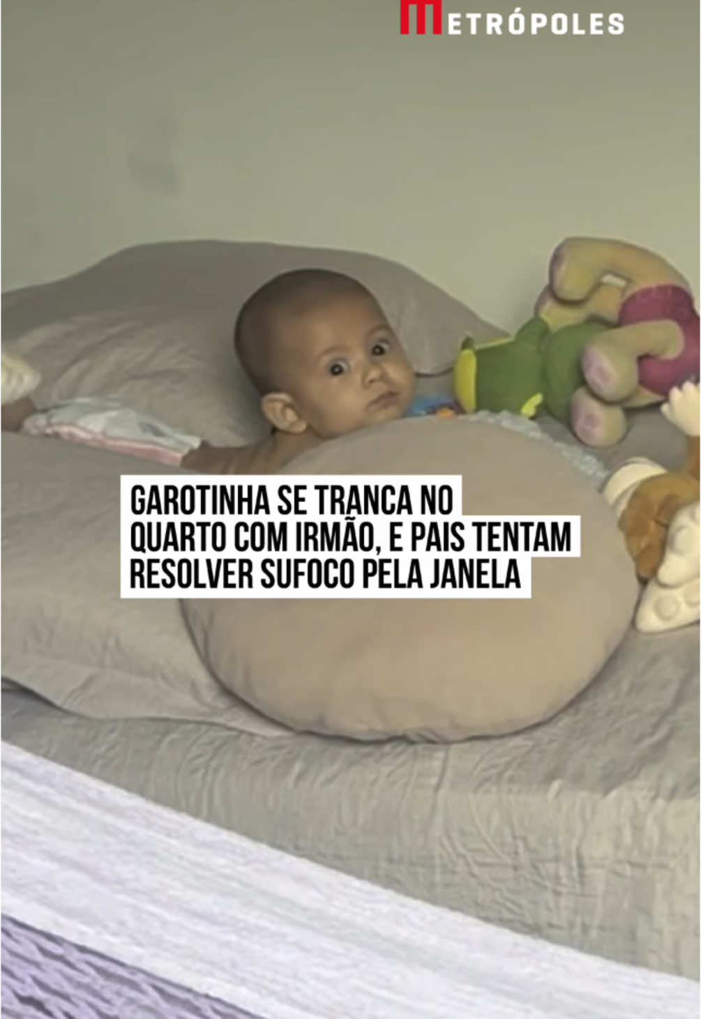 😮😅🔑 O criador de conteúdo Rafael Koury compartilhou com os seguidores nas redes sociais um episódio #caótico – e ao mesmo tempo divertido – vivido ao lado da esposa e dos filhos Lauta e Timóteo. Tudo começou quando os pequenos, o #bebê e a irmã mais velha, acabaram ficando trancados no #quarto. Enquanto o bebê, estava deitado na cama e sem entender a situação, os #pais tentavam, pela janela, orientar Laura  sobre como destrancar a porta. Entre comandos e muita paciência, a pequena finalmente conseguiu abrir, encerrando o sufoco da #família. A cena arrancou boas #risadas dos internautas: “Rapaz eu tive que quebrar a porta do #banheiro de uma casa alugada, mesmo ficando calmo minha #filha não conseguiu abrir a porta. O jeito foi arrombar, e a bixinha toda assustada 😂😂”, disse um perfil.  “Não existe uma criança nesse mundo que nunca se trancou em algum cômodo da casa kkkkkkkkkkk”, brincou outro.  Já passaram por algo parecido?😂 #TikTokNotícias