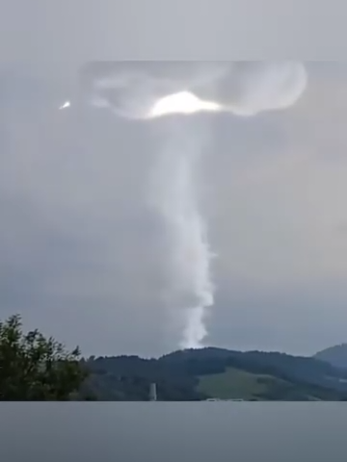 O sistema de indução de chuva usando fumaça ou lançamento de substâncias na nuvem, conhecido como semeadura de nuvens, é uma técnica de geoengenharia que busca estimular a formação de precipitação. Ele funciona da seguinte maneira: 1. Identificação das condições climáticas Primeiro, meteorologistas analisam as condições atmosféricas para identificar nuvens adequadas ao processo. As nuvens precisam conter vapor de água em quantidade suficiente, mas que ainda não esteja precipitando. 2. Introdução de partículas (agentes higroscópicos ou nucleantes) Existem dois métodos principais para introduzir partículas nas nuvens: Fumaça ou geradores terrestres: Substâncias químicas, como iodeto de prata, cloreto de sódio (sal) ou dióxido de carbono sólido (gelo seco), são liberadas do solo. Essas partículas sobem até as nuvens. Aeronaves ou drones: As substâncias são lançadas diretamente nas nuvens por aeronaves equipadas ou drones especializados. 3. Como as partículas agem nas nuvens As partículas lançadas servem como núcleos de condensação. As gotículas de água na nuvem aderem a essas partículas, formando gotículas maiores. Quando as gotículas atingem um tamanho e peso suficiente, elas caem como chuva. 4. Tipos de substâncias utilizadas Iodeto de prata: É o mais comum, devido à sua estrutura semelhante à do gelo, facilitando a formação de cristais de gelo. Cloreto de sódio (sal): Usado em climas tropicais para induzir a condensação de gotículas de água. Dióxido de carbono sólido (gelo seco): Gera resfriamento localizado que também estimula a formação de cristais de gelo. 5. Eficácia A técnica depende das condições atmosféricas e nem sempre garante a chuva. Ela é mais eficiente em regiões que já possuem algum nível de umidade no ar. Estudos mostram que a semeadura de nuvens pode aumentar a precipitação em até 10-30% nas condições certas. 6. Impactos ambientais Embora considerada segura em muitos casos, há preocupações sobre os efeitos a longo prazo do uso de produtos químicos na atmosfera e sobre o impacto em ecossistemas e padrões climáticos locais. A semeadura de nuvens é amplamente utilizada em regiões com escassez hídrica ou para aliviar situações de seca, como ocorre em países como China, Estados Unidos, Emirados Árabes Unidos e até mesmo no Brasil, em algumas regiões. #SemeaduraDeNuvens #InduçãoDeChuva #TecnologiaClimática #InovaçãoAmbiental #SoluçõesHídricas #GestãoHídrica #ClimaSustentável #PreservaçãoAmbiental #Geoengenharia #RecursosNaturais #CiênciaDoClima #InovaçãoCientífica #MudançasClimáticas #TecnologiaVerde #DesafiosClimáticos