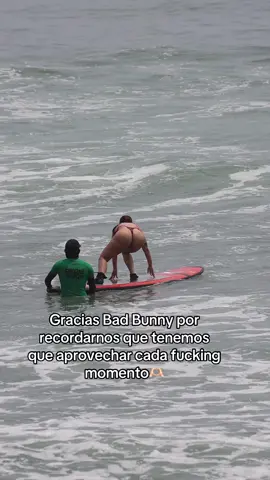 @elgordodepuntaroquita Vieron que de algo me sirvieron las flexiones de pecho😹#badbunny #surf #verano #playa #foryoupage❤️❤️ 