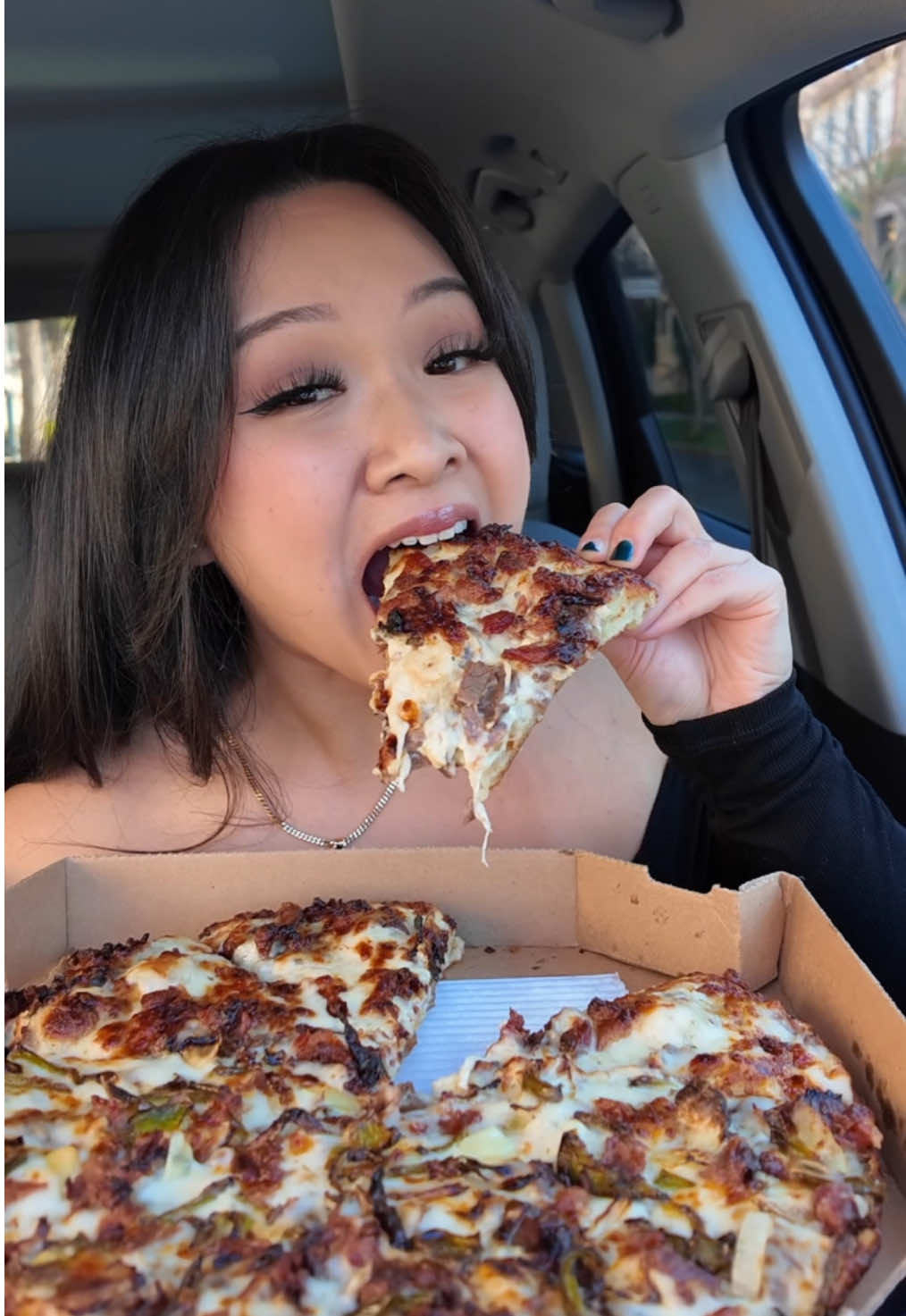 Finally trying the viral Dominos pizza 🍕 Have you tried this besties? What did you think? 🤔 #dominos #pizza #mukbang #fastfood #tastetest #snack #foodies #foodtiktok 