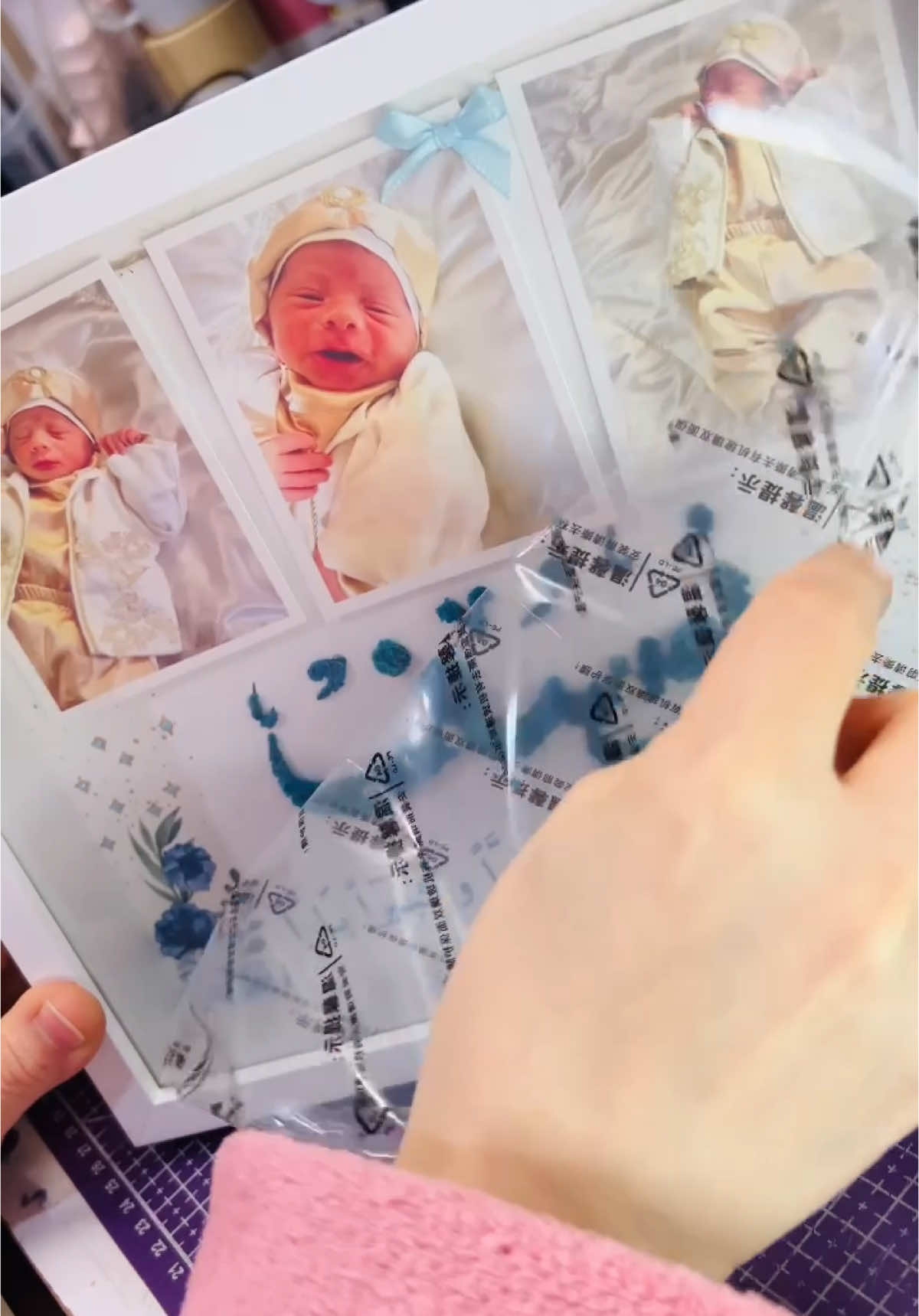 البرواز الأجمل والأفخم🔥 شوفولي الجمال ماشاءالله 🥹 طبعاً الاسم معمول بالورد وردة وردة والصور بارزين 👌🏻 البرواز مناسب لأي مناسبة حرفياً 💙 —————————————— للطلب اتواصلوا معنا على رسائل الصفحة أو الواتساب 🫶🏻 كل مناسباتكم بتلاقولها القطعة المناسبة عنا ❤️‍🔥 وإذا فيه فكرة ببالك وحابب تعملها ما تتردد تبعتلنا واحنا حنهتم بكل التفاصيل 🪄  أول مرة بتشوف صفحة شغف ؟ فولو لتشوف كلشي جديد ومميز 🫶🏻 واتساب: ‪+970 593 282 070‬ ‏ #gift #توزيعات #هدايا #تغليف #نابلس #قلقيلية #طولكرم_ #جنين #اكسبلور #explore