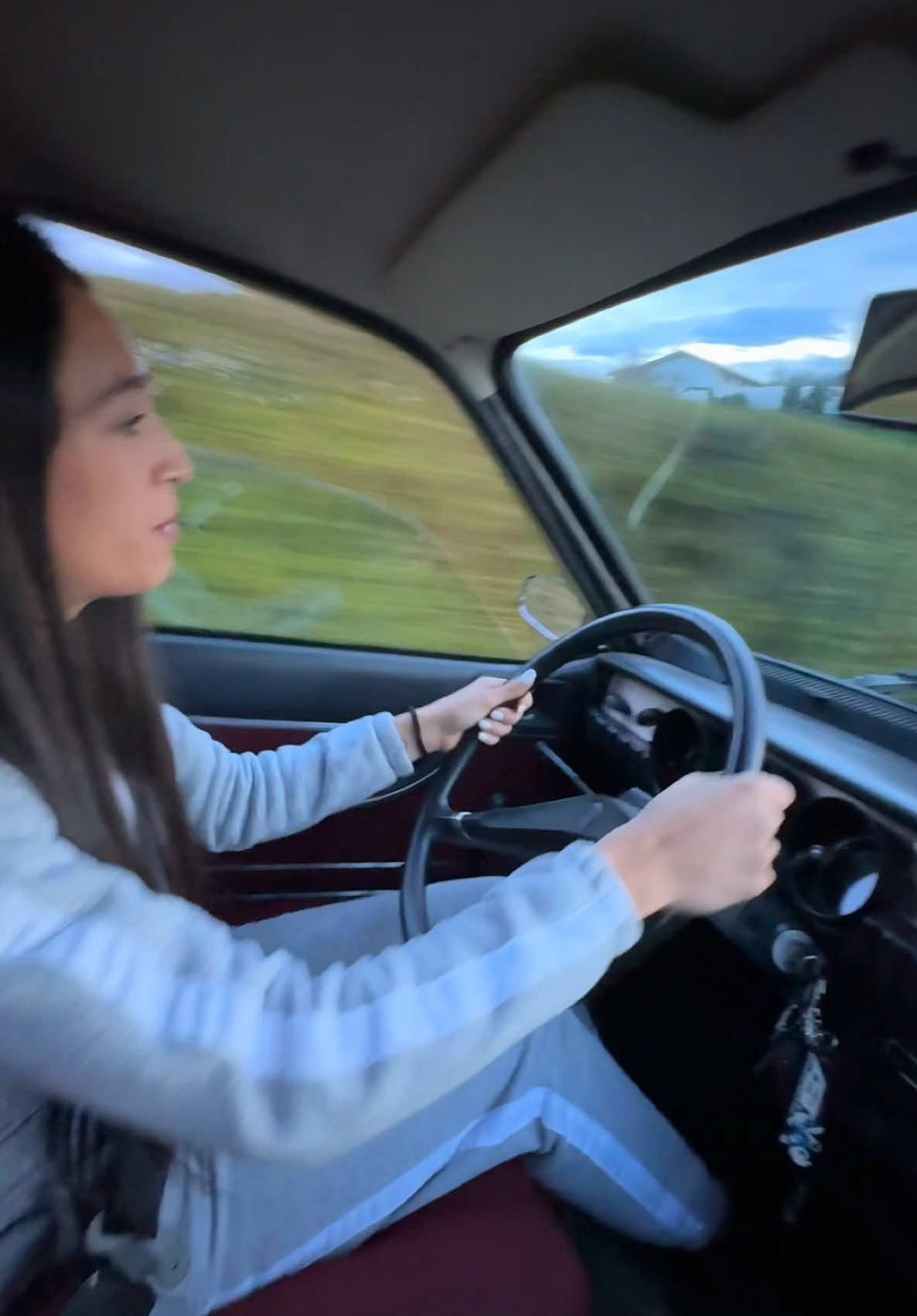 Prueba del R12 S 🔥💨 Hay un nuevo clásico en casa y salimos a probarlo!! La próxima le pongo un casette prometido 🤣 #Motorsport #renault12 #laverdadera #12s #oldschool #curiosidades #loschichos #clasico #yanidiaz #yanidrift #review #humor #1975