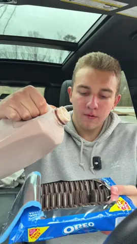 Oreos and chocolate milk #mukbangeatingshow 