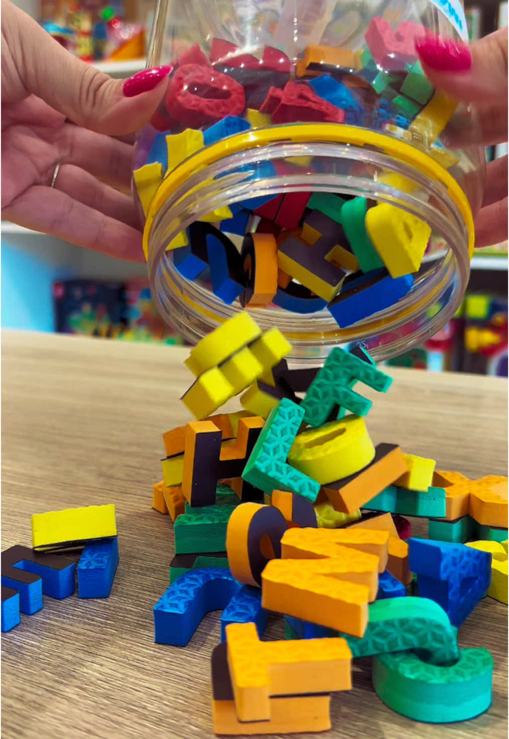 Pote de letras e números imantados com 5 unidades de cada vogal, 3 de cada consoante e 2 de cada número, de 0 a 9! Para um aprendizado dinâmico e interativo!  #alfabetomagnetico #letrasimantadas #numerosmagneticos #numerosimantados #lojadebrinquedoseducativos