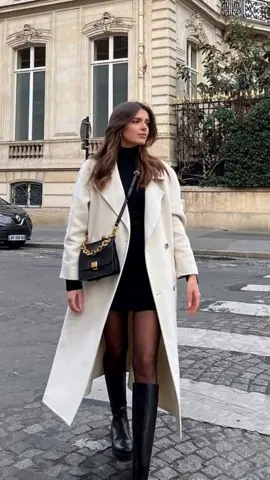 ✨ ¡Elegancia parisina en su máximo esplendor! ✨ Un abrigo blanco largo que grita sofisticación, combinado con un clásico suéter de cuello alto negro y una falda corta negra para ese equilibrio perfecto entre formalidad y audacia. Las medias negras semiopacas añaden un toque de glamour, mientras que las botas altas de cuero negro completan el look con fuerza y estilo. El bolso negro con cadena dorada aporta un detalle chic que eleva el conjunto. Este outfit es la definición de cómo brillar en invierno con un look moderno y atemporal. ¿Te animas a recrearlo? 🌟💼👢 #estiloparisino #inviernochic #outfitinspo #moda2024 #eleganciaurbana 