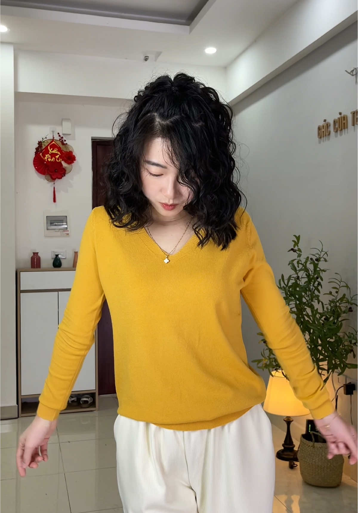 Chiếc áo len màu vàng này mặc lên sáng da thích quá đi các cậu ơiiiii #aolennu #aolen #aolenmong #aolencotim #trapham #xuhuong 