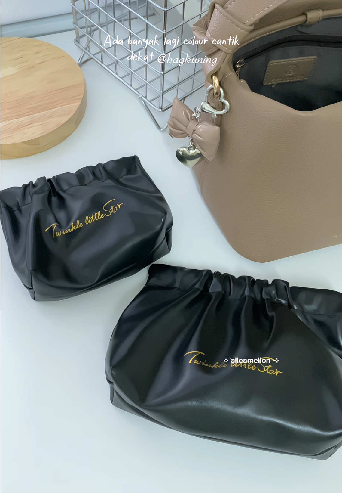 Kita lurve betul bunyi bila lock pouch ni hiks. Walaupun magnetic lock, tak keluar tau barang dalam pouch. #magneticpouch #pouchbag #minipouchbag 