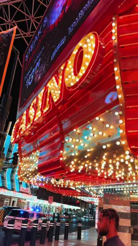 Las Vegas - Fremont Street Experience (Old Vegas) #lasvegas #lasvegastiktok #nevada #fremontstreet #fremontstreetexperience #oldlasvegas #oldvegasstrip #oldvegas #goldennugget #casino #nightlife #lights 