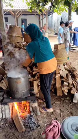Kegiatan Kepala Desa hari ini berkunjung ke dapur yg sedang masak untuk hajatan. eh ktm s emak jd testimoni lapang dech heee...  do'akan mak akan lebih nyaman lagi kedepannya #kpkri  #desaantikorupsi2024  #kemendespdtt  #yandrisusanto  #inspektoratjabar  #dmpdesajabar  #diskominfojabar  #disporaparbudjabar  #inspektoratkabpurwakarta  #dpmdkabpurwakarta  #diskominfokabpurwakarta  #disporaparbudkabpurwakarta  #bkpsdmpurwakarta 