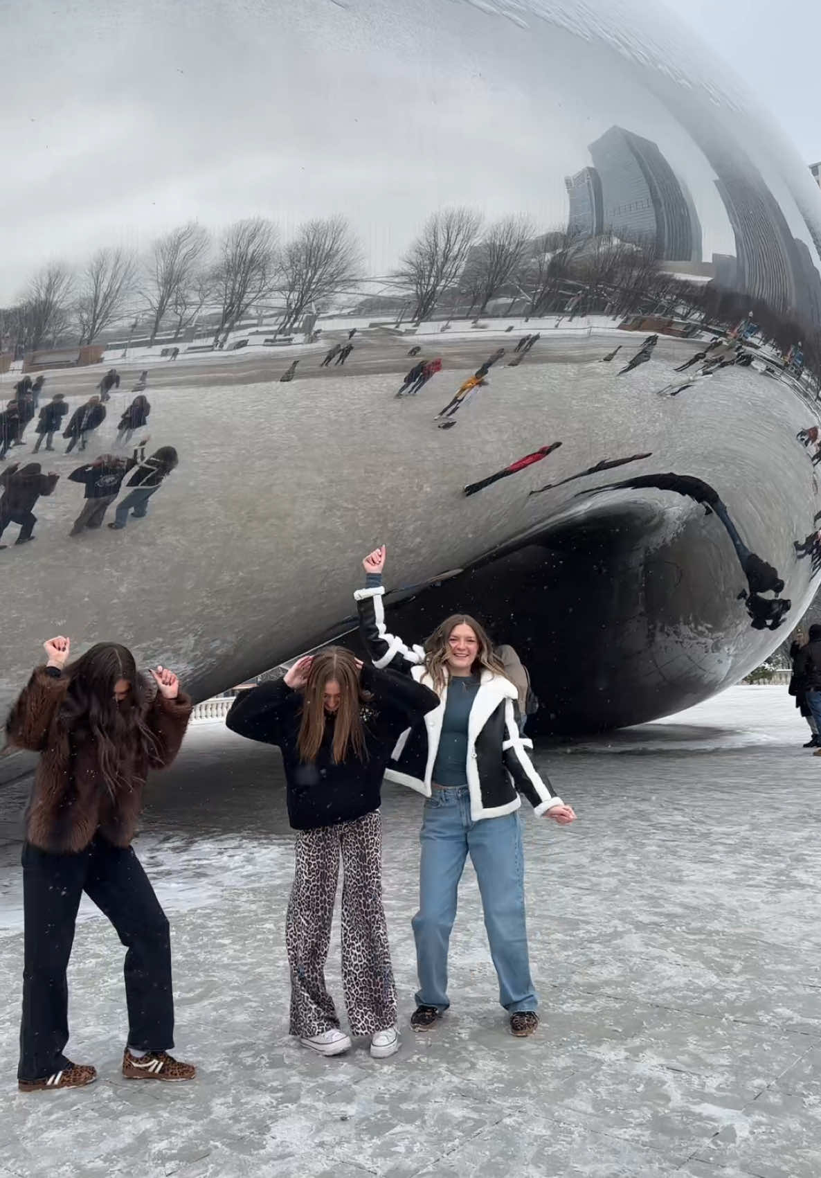 when at the bean 🫘 #thebean #thebeanchicago #chicago #traveltiktok #travelspots #chicagotiktok #chicagoillinois #flickthebean #traveldestinations #art #foryoupage #fyp #sisters 