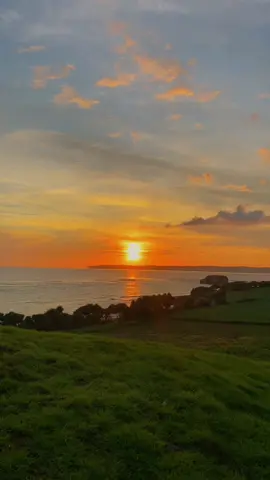 Secantik itu sunset di pantai batu dagong guyssss😍🌊🌅#pantaibatudagong #pantaiselatan #sunset #lombokvirall🌴🌴 