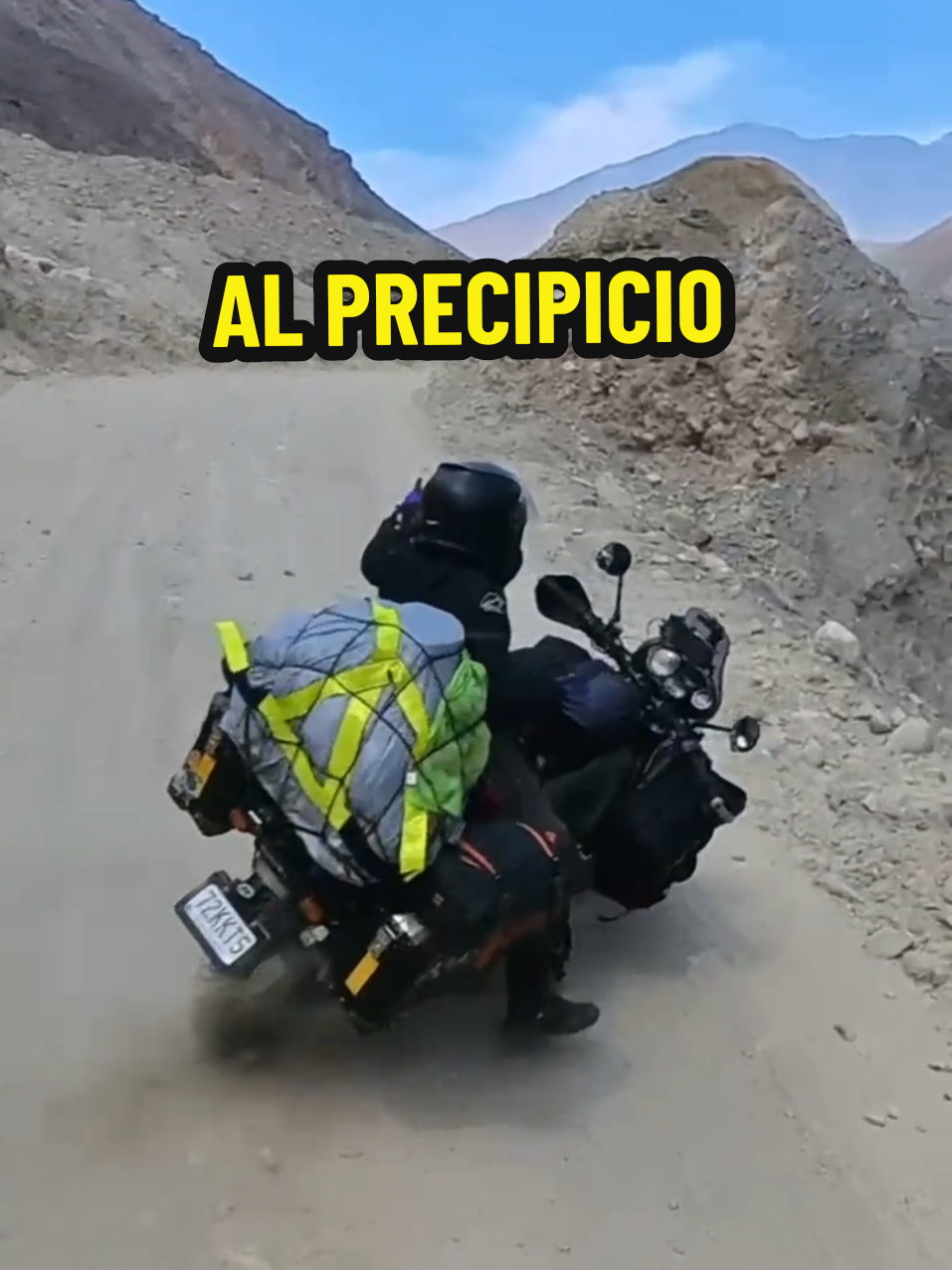🚨(Caída y explicación en el siguiente video). La peor caída de mi vida me llevó al precipicio. Después de 10 años de andar en moto, rallies, acrobacia, más de 100 motos testeadas y 13 países recorridos un pequeño error me lleva al suelo. Recuerden siempre llevar equipo de protección, no importa la experiencia que tengas, el riesgo siempre existe. El video completo se los dejo en YouTube porque esta plataforma nos censura por considerarlo de riesgo. 🥲 #JessieBiker #CañónDelPato #Perú #UnaAventuraXKm #LaVidaEsDeQuienLaRueda #RoyalEnfield #ViajarEnMoto #Motovlog #Biker