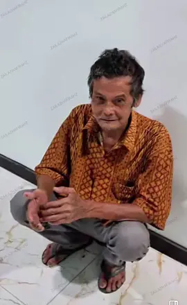 Ayah di Binjai Jalan Kaki Antar Anaknya Melahirkan, Suaminya Entah Kemana    Viral ayah di Binjai jalan kaki antar anaknya yang sudah pendarahan jelang melahirkan. Baru-baru ini video seorang ayah panik mengantar anaknya bernama Santi (20) yang hendak melahirkan viral di media sosial. Sang ayah dan Santi harus berjalan kaki dari kampung tempatnya tinggal menuju klinik di Binjai, Sumatera Utara. Dengan kondisi pendarahan dan hamil tua, Santi harus berjalan kaki ditemani sang ayah. Sementara suami Santi tidak diketahui keberadaannya. Kisah Santi bersama ayahnya ini pun berhasil memantik haru warganet usai dibagikan oleh sang dokter yang membantu persalinannya melalui akun instagram @dr.indratarigan Kamis (9/1/2025). Dalam video yang dibagikannya, Dokter tersebut menunjukan momen seorang pria paruh baya yang tampak menunggu dengan harap-harap cemas di selasar klinik. Rupanya pria paruh baya tersebut sedang menunggu sang putri yang tengah berjuang melahirkan tanpa didampingi suaminya. Yang lebih memilukan, keduanya diketahui mendatangi klinik dengan berjalan kaki dari kampung lantaran terkendala biaya. Ini merupakan kelahiran ke-4 bagi Santi di usianya yang masih menginjak 20 tahun dengan kondisi tiga anak masih kecil kini dijaga sang ibu di kampung halaman. Pilunya Santi hanya melahirkan dengan diantarkan sang ayah lantaran keberadaan suaminya yang tidak diketahui. 