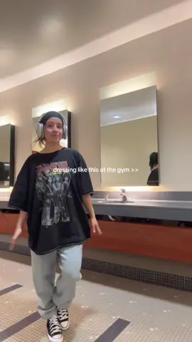 love me a 3xl shirt 🥰 #oversized #gymfit #gymgirl #fit #creatorsearchinsights 