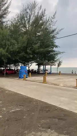 Pantai indah Kemangi. Tempatnya bagus dan bersih. Parkiran luas, banyak tempat untuk duduk santai.  #pantaiindahkemangi #pantaikemangikendal   