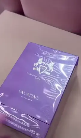 hôm qua nay toàn chốt đơn e màu tím này  Mùi hương lẫn hình thức ko làm ce thất vọng  Delina tím mới lên ngôi nhaaa😍 Bản new mới ra mắt, chưa xét về hương thì cái màu đã cực kỳ mê đắmmmmm 🌸 Xinh xỉu mà thơm cũng xỉu luôn, em nước hoa DELINA 𝐏𝐚𝐥𝐚𝐭𝐢𝐧𝐞 𝐏𝐚𝐫𝐟𝐮𝐦𝐬 𝐝𝐞 𝐌𝐚𝐫𝐥 Pháp về chuẩn từng giọt hí hí 🌸 Bằng cách nào đó ấm áp và bao bọc bạn trong một hào quang rất đặc biệt vì đơn giản là nó có mùi rất đẹp! Xạ hương quyến rũ, đậm đà kết hợp với gỗ đàn hương kem kem ấm áp, tạo ra sự êm ái và chiều sâu cho một lớp nền hoàn hảo!!! 💰Fullsize 75ml