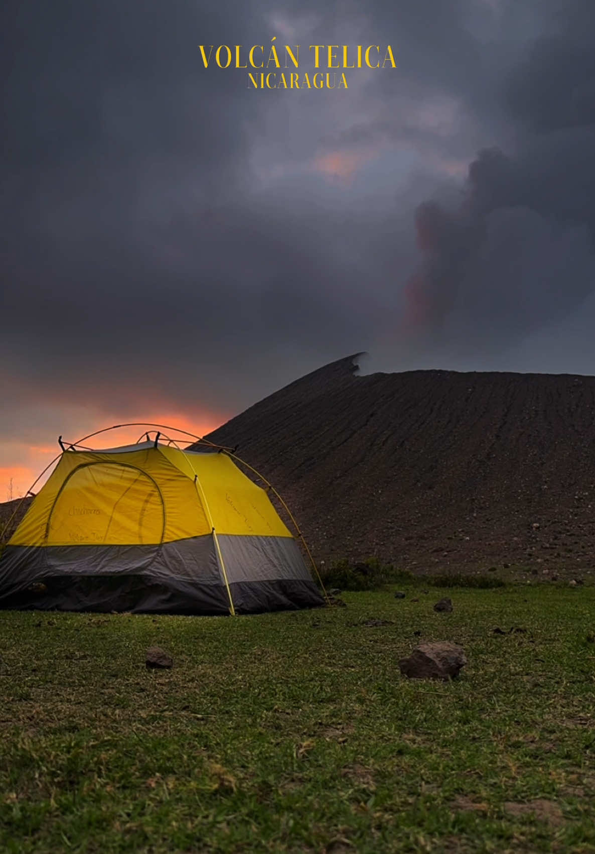 Would you dare to sleep in front of an active volcano? 🌋🔥 Telica offers you a one-of-a-kind experience: glowing magma, starry nights, and the thrill of raw nature.  Take the adventure! 🏕️ #volcanoday #nicaragua #TelicaVolcano #ExtremeCamping 