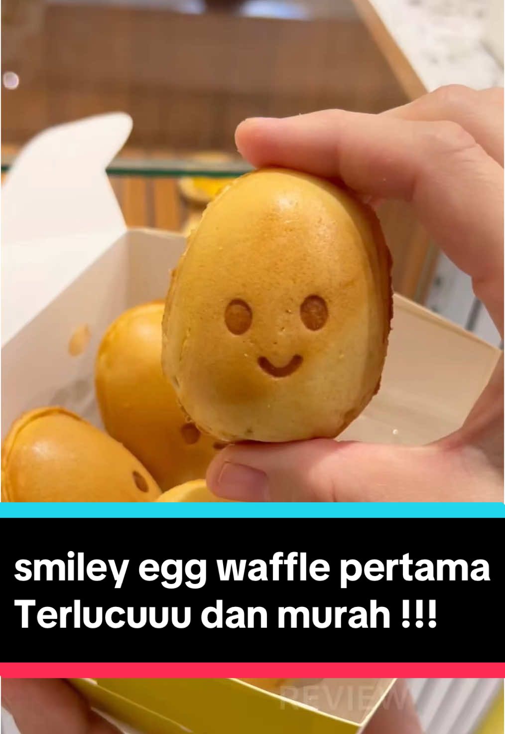 SMILEY EGG WAFFLE PERTAMA DI SURABAYA! 😍 Akhirnya Smiley Egg Waffle hadir di Surabaya! Cemilan unik dan enak ini bikin hari kamu makin ceria.  Satu box cuma 18 ribu aja, dengan banyak varian rasa yang bikin nagih! Ada juga eggtart super lembut yang lumer di mulut wajib coba! Pas banget buat camilan santai atau dessert bareng teman dan keluarga! Jangan sampai ketinggalan, ya!  EGGU 📍Pakuwon City Mall Lantai 2 #SmileyEggWaffle #EggWaffleSurabaya #CamilanUnik #PakuwonCityMall #EggTartLembut #DessertSurabaya #CamilanEnakMurah #WaffleSurabaya #JajananKekinian #CemilanKeluarga #FoodiesSurabaya #KulinerSurabaya #EggWaffleTime #PakuwonCityMall #dessertlovers #longervideos #videolebihpanjang 