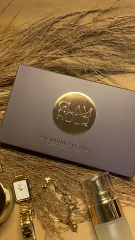 Got the @Glam Hour everyday eye dust eyeshadow palette! Own any look without doubt. ✨ #glamhour #pallete #makeup #grmw #paulash #girlsessentials 
