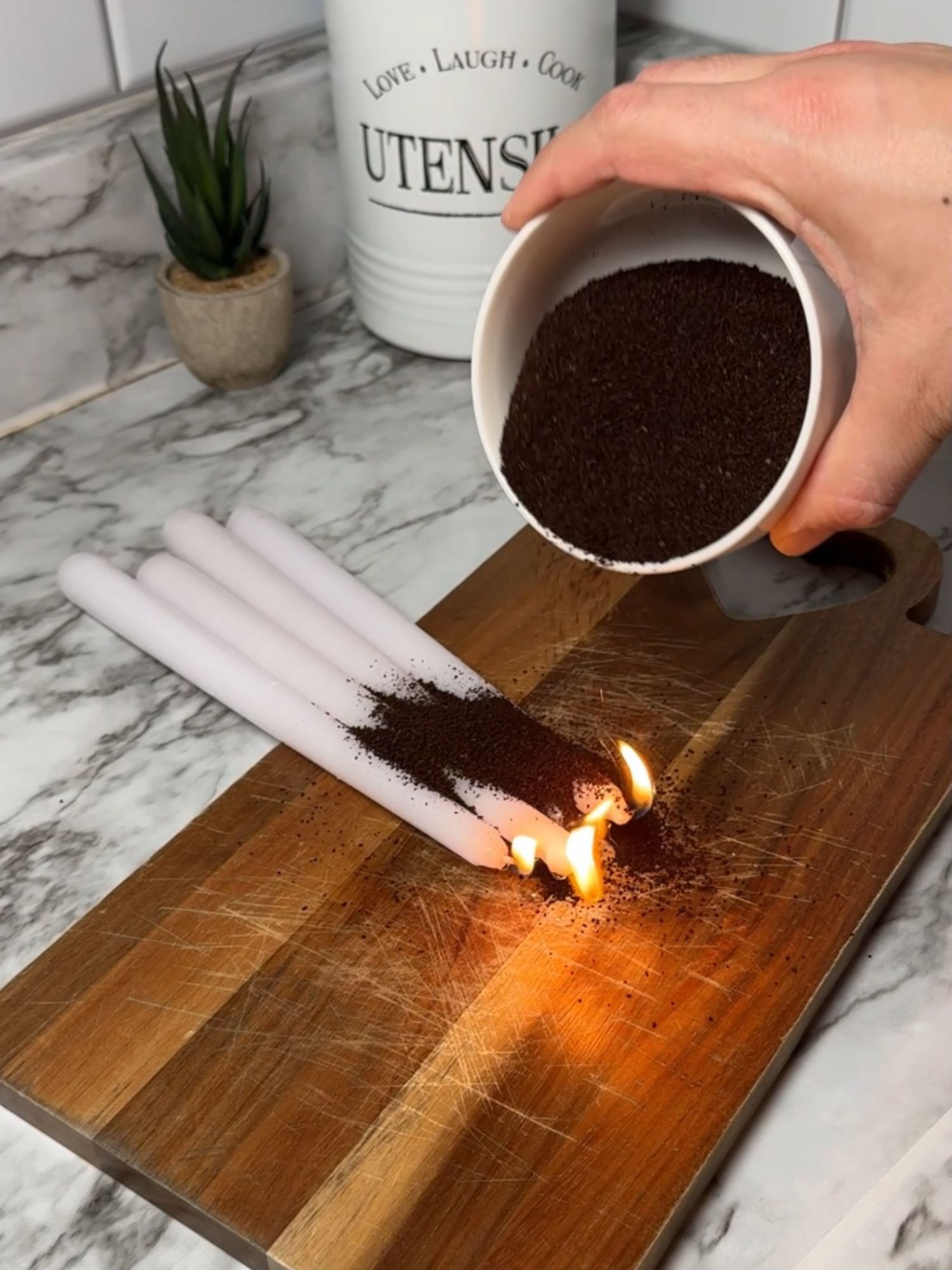 Sprinkle coffee ground on a candle, and the results will leave you speechless! 🕯✨ #candlemaking #homehacks #LifeHack