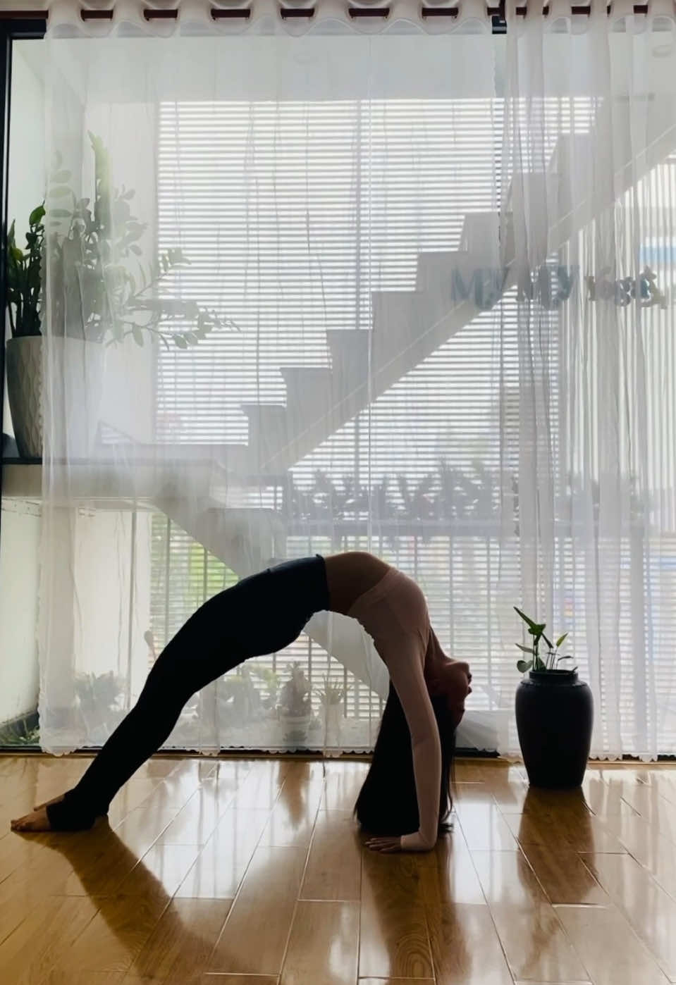 Tư thế yoga bánh xe giúp bạn mở rộng lồng ngực, vai, cải thiện khả năng hô hấp; Tăng cường sức mạnh ở phần chân, cơ bụng, mông, cột sống, cổ tay và phần cánh tay; Kích thích tuyến yên nhanh chóng; Giúp hông, cổ tay linh hoạt, tăng cường sức mạnh cơ ở phần trung tâm; Giảm đau lưng, tốt cho những người thường xuyên đau nhức xương khớp; Giúp thư giãn, giảm stress, căng thẳng, làm bạn thêm phấn chấn, tràn đầy năng lượng.  Bạn đã thử chưa🥰 Love, Huyền Nga #yoga #yogawithnga #huyenngayoga #fypage #wheelpose 