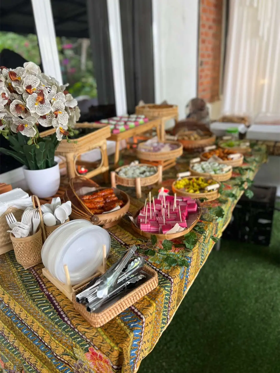 Setiap majlis perlu ada dessert table supaya lebih nampak meriah dengan pelbagai juadah kuih muih tradisional Melayu kita 💕 Terima kasih sudi ambil pakej dessert table Koome Dessert 🫶🏻 Semoga berpuas hati dan maaf andai ada yang terkurang dari pihak kami 😉   #dessert #desserttable #desserttabletemerloh #desserttablemurah 
