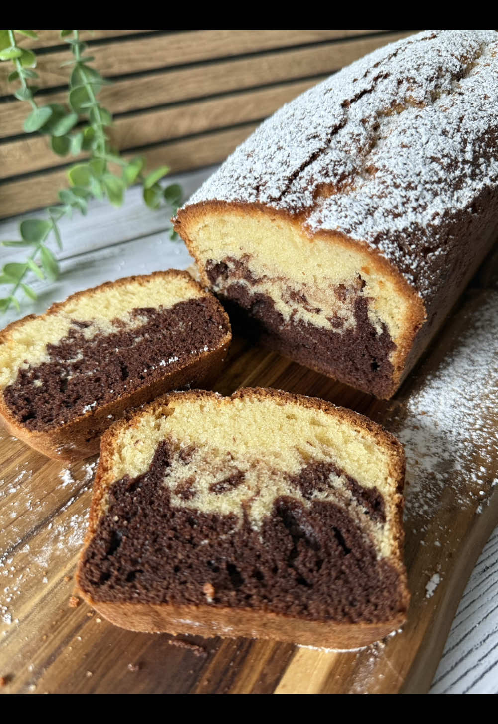 Dieser Marmorkuchen ist nicht nur ein echter Hingucker, sondern auch unglaublich lecker! Ideal für jedes Familienfest, zum Kaffeeklatsch oder einfach für zwischendurch. Rezept  • 250 g Mehl • 1/2 P. Backpulver  • 1 Prise Salz • 200 g Zucker • 1 Päckchen Vanillezucker • 4 Eier • 200 ml Sonnenblumenöl • 150 ml Milch • 2 EL Kakaopulver (ungesüßt) • 1 TL Zimt  In einer großen Schüssel die Eier mit dem Zucker, und der Prise Salz schaumig schlagen, bis die Masse hell und cremig wird. Das Öl und die Milch langsam hinzufügen und gut unterrühren. Das Mehl mit dem Backpulver vermengen und in die Ei-Öl-Mischung sieben.  Alles gut verrühren, bis ein glatter Teig entsteht. Marmorierung: 2/3 vom Teig in die Backformen einfüllen .  Die andere Hälfte das Kakaopulver und den Zimt Zucker einrühren, Den dunklen Teig in die Mitte gleichmäßig drauf verteilen vorsichtig mit dem Löffel marmorieren, Backen: Den Kuchen im vorgeheizten Ofen bei 180 Grad Heißluft etwa 40-45 Minuten backen. Macht den Stäbchentest: Wenn ein Holzstäbchen sauber herauskommt, ist der Kuchen fertig. #backen #easybaking #backenmitliebe #marmorkuchen #nussinebackt