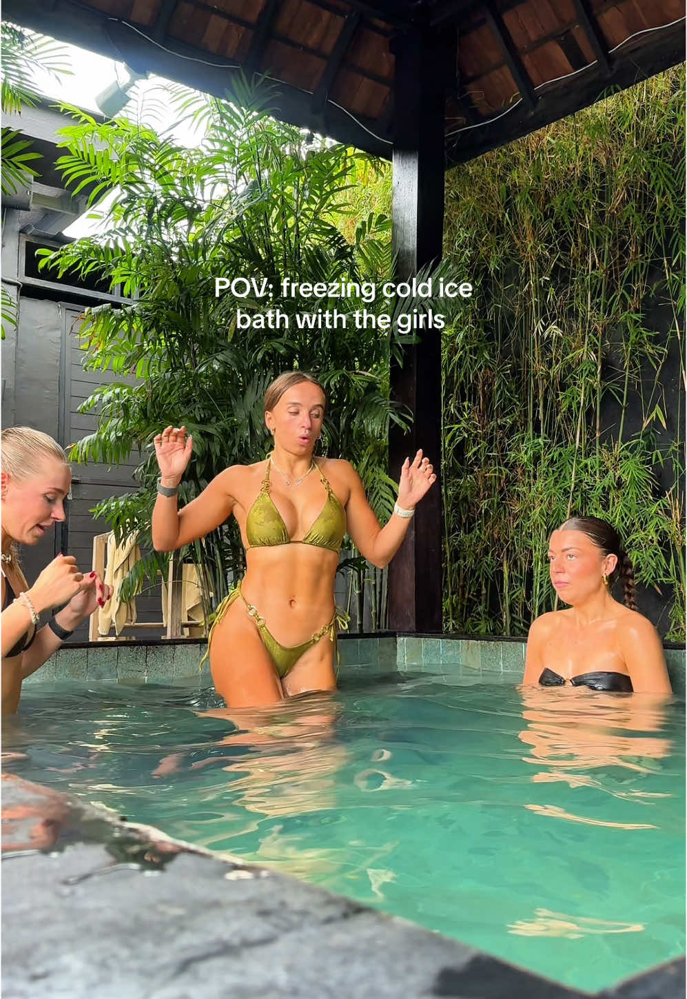 the face says it all & we call ourselves ice bath queens 😂❤️ #icebath #icebathchallange #wronggym #canggu @cocobrocades @Danique Hosmar @Sara Verwoerd 