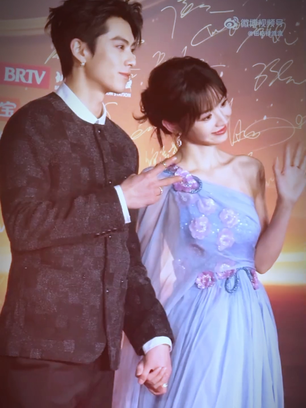 รอบนี้พ่อไม่จับมือแล้วนะคะ พ่อกุมมาเลย!!! แรงมาก!!!🤭💗 #ตี้เถียน #หวังเฮ่อตี้ #เถียนซีเวย #wanghedi #tianxiwei #王鹤棣 #田曦薇 #wanghedi王鹤棣 #tianxiwei田曦薇#GuardiansoftheDafeng #大奉打更人 #ผู้พิทักษ์รัตติกาลแห่งต้าฟ่ง #ผู้พิทักษ์รัตติกาลแห่งต้าเฟิ่ง #weibonight2024 