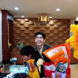 aou literally wants to unwrap his favorite gift right there 👀👀 they're so insane for thisssss #AouBoom #อู๋บูม #aou_tnbknr #besevboom 