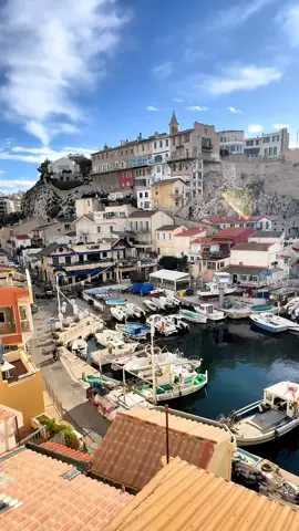 Le plus beau port de Marseille ? 😎⬇️ Le Vallon des Auffes, un port de pêche caché sous la corniche Kennedy 🚣 C’est ici que l’on retrouve la meilleure bouillabaisse ? 🍽️ C’est un quartier calme et authentique de la ville où l’on ressent l’ambiance Provençale ☀️ Pour y accéder c’est simple tout est expliqué dans ce réel 👌🏻 Commente: « Marseille » si t’as lu jusqu’ici 😉 #fierdusud  #marseille #provence #peche #bateau #port #maritime #france #patrimoine 