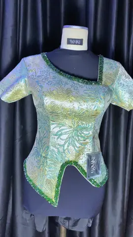 Beauty in Simplicity ✨ This brocade blouse, featuring an asymmetric neckline and hemline, was thoughtfully and neatly crafted for our elegant Bámiké queen @_poshcakesnmore  📍For enquiry, Kindly click the link on ur bio to send a DM. #owanmbesaturday #yorubaweddings #craft #tailoring #bespoke #tailored #fashion #womenclothing #clothingbrand 