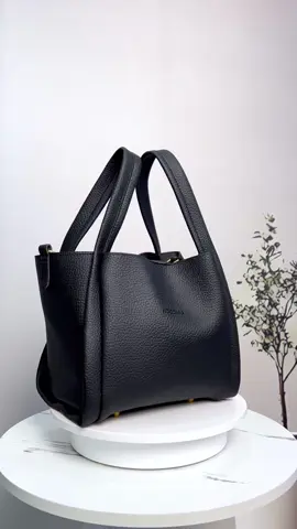 🖤 กระเป๋าสีดำสุดคลาสสิก ที่จะช่วยเสริมลุคของคุณให้ดูเรียบหรูและมั่นใจ! 👜✨ ดีไซน์เรียบง่ายแต่แฝงไปด้วยความมีเสน่ห์ เนื้อหนังนิ่ม คุณภาพพรีเมียม ใช้งานได้หลากหลายทั้งถือและสะพาย สะดวกทุกการใช้งาน จะวันทำงานหรือวันเที่ยวก็ดูดีไม่มีพลาด! 👉 