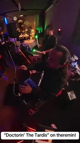 Así nos lo pasamos @minovamusica, @stevepeig, @visualdrums, @brisibruni y un servidor tocando “Doctorin’ The Tardis” en directo!! Y es que las cenas de empresa también pueden molar! Y mucho!! #lascenasdeempresamolan #insta360 #doctorinthetardis #drwho #theremin #vocoder #synthesizer #electronicdrums #theklf #bbc #deliaderbyshire #garyglitter #rockandroll #electronicmusic #tiktok #livemusic #live 