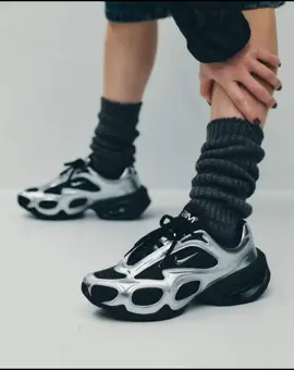 One of #Nike Sportswear's big new releases for 2025. Presented at the #Snkrs Showcase in December, the Nike Air Max Muse Black Metallic Silver is ready to make its leap into the big time. This chunky, Y2K women's exclusive draws from the archives (like an Air Max Triax 96) to deliver a trendy model. Nike's intention is to show us off with a shiny, even sparkling sneaker. The silver version is just the beginning. Other colors will be released throughout the year: