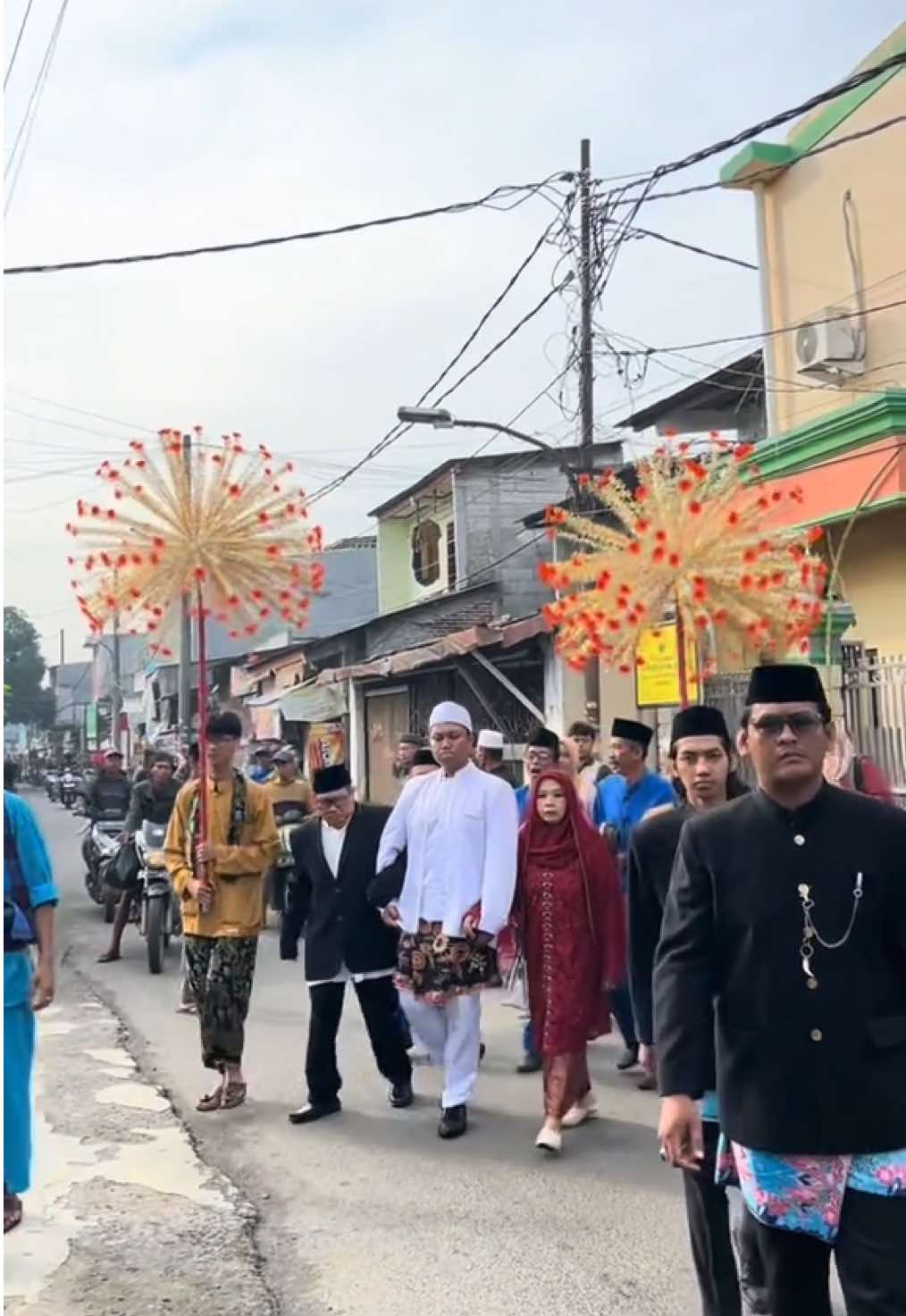 Iring-Iringan pengantin betawi dengan rebana ketimpring. #palangpintu #rebanaketimpring #palangpintubetawi #pernikahanadatbetawi #jakarta #lenong #pengantinbetawi #adatbetawi #betawipride #betawibride #nikahanbetawi #pernikahanbetawi #betawipunyagaye #besanan #silatbetawi#lenongbetawi #nikahan #rebanaketimpring #tarianbetawi #povpernikahanbetawi #manusiapetasan #sewapalangpintu #taribetawi #indonesia #gambangkromong #beksi #cingkrik #betawi #povnikahanbetawi #prosesipernikahanadatbetawi