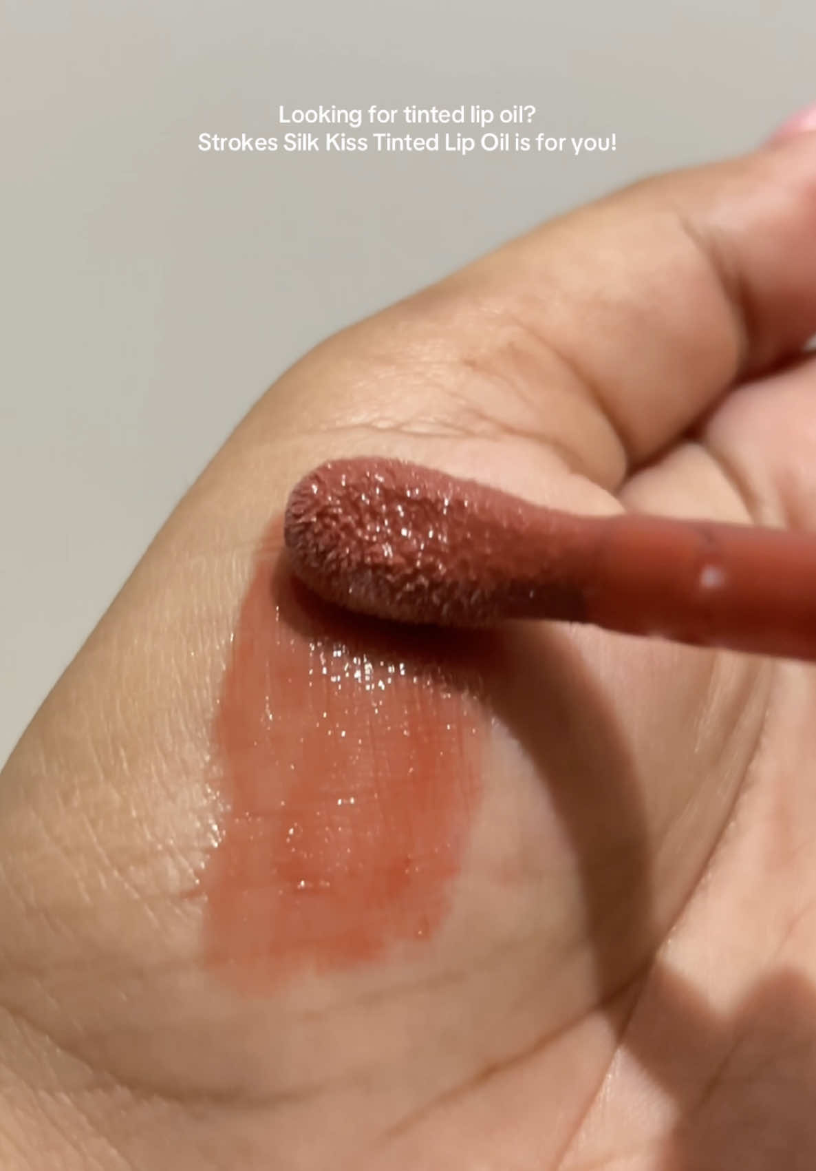 Looking for tinted lip oil? Strokes Silk Kiss Tinted Lip Oil is for you💋 @strokesbeautylab  #strokesbeautylab #strokes #strokesbeauty #strokeslipoil #strokessilkkisslipoil #strokeslipstick #swatch #lipoilreco 