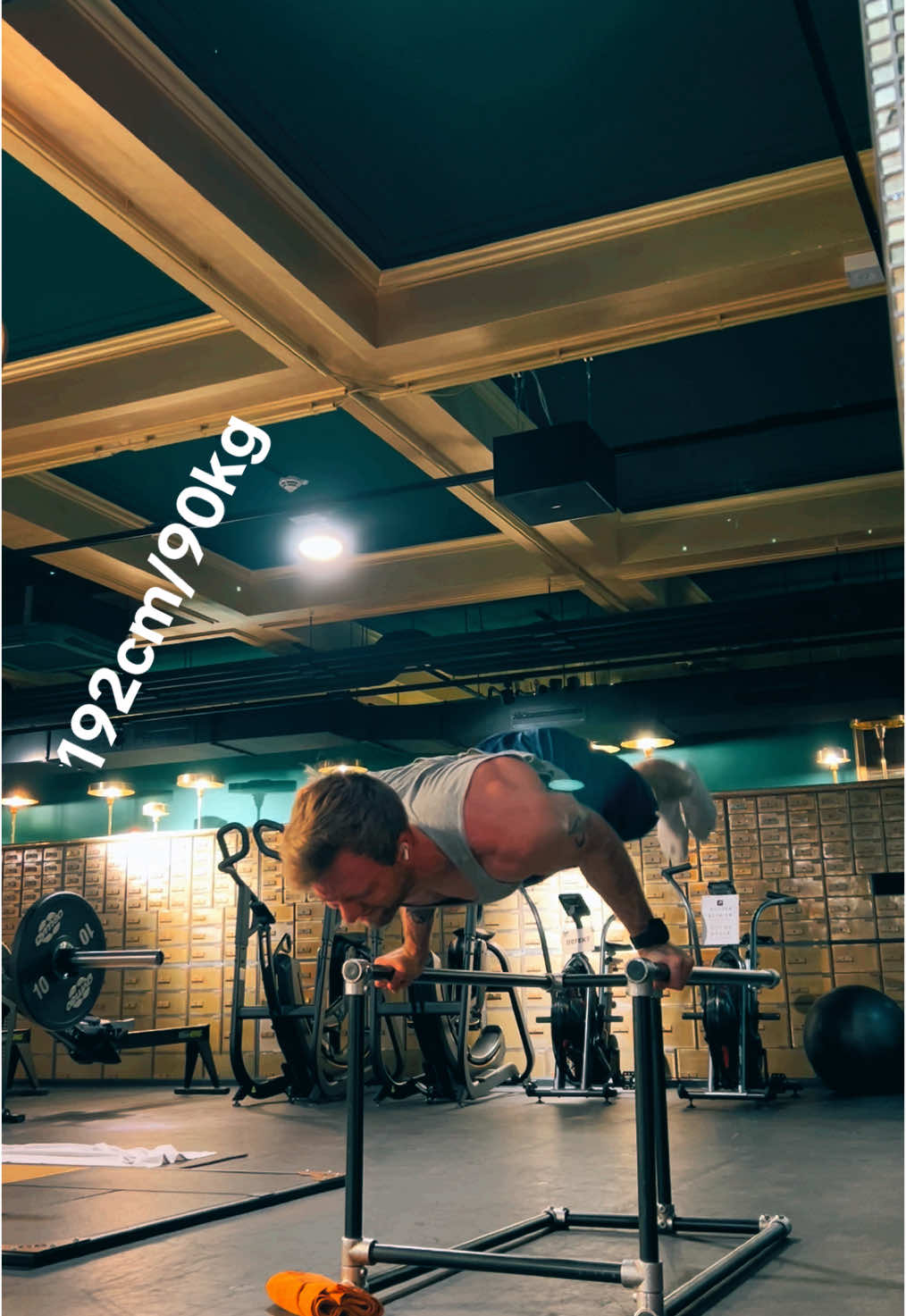 First 90 degrees in 2025 😤 so glad I unlocked this one and now it’s about cleaning them up! Goal would be to stop for 1-2 seconds at the bottom before going back up. 💪 . . . #workout #Fitness #training #workouts #workoutvideos #motivation #90degreehspu #calisthenics #calisthenicsmovement  #calisthenicstraining #calisthenicsstrength #calisthenicscommunity #workoutcalisthenics #calisthenicsmotivation #calistenia #bodyweighttraining #streetworkout #bodyweight #bodyweightelite #muscleups #muscleup #dips #handstand #handstands #happynewyear #hspu #weightedcalisthenics 