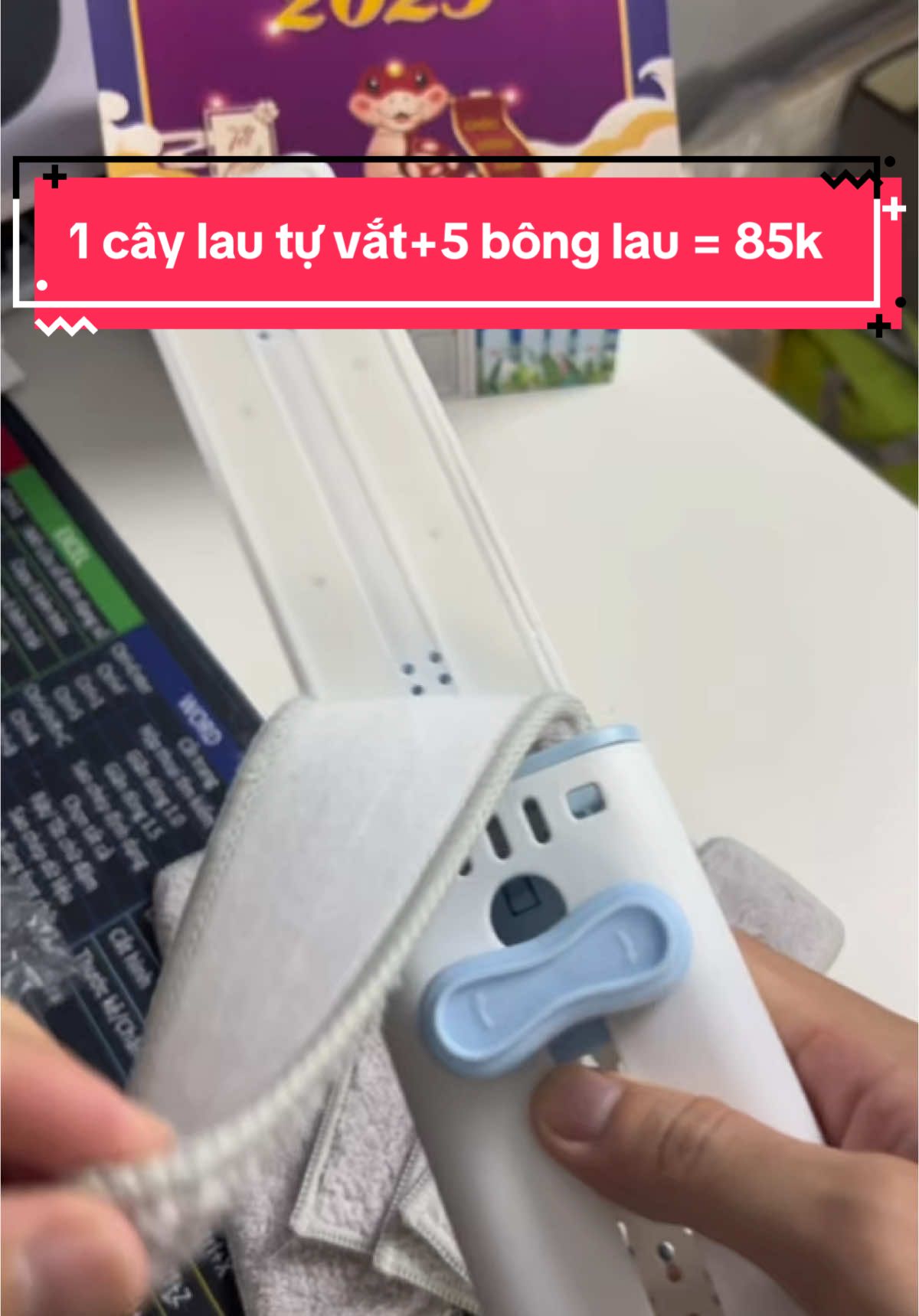Cây lau tự vắt mini Bentomop được tặng kèm 5 bông lau, dùng để lau bếp, lau kính, lau tường nền gạch bông, có đầu chổi nhỏ quét sạch các khe, dụng cụ đắc lực trong việc dọn dẹp nhà cửa #dattelling #caylautuvatmini #bentomop 