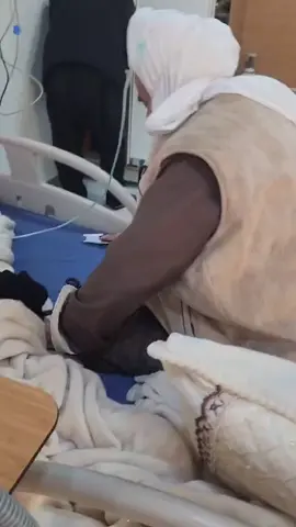 . وهذا هو دأب الصالحين لا يتساهلون في صلاتهم ولو كانوا في أصعب الأوقات في حياتهم ...  أستاذنا العالم الفاضل الملا عبدالجبار زەرگەزەوی حفظه الله مريض في المستشفى يؤدي صلاته على السرير ...  اللهم اشفه شفاء عاجلا لا يغادر سقما ...  خواناس وپیاو چاکان هیچ کاتێک نوێژەکانیان لە بیر ناکەن ئەگەر زۆر نەخۆش وبە ئازاریش بن ...  مامۆستای گەورەمان مەلا عبدالجبار زەرگەزەوی لە کاتی ئەنجام دانی نوێژ لە نەخۆشخانە لەسەر قەلەوێرەی نەخۆش ...  خوای گەورە شیفای عاجلی بۆ بنێرێت یا الله یا الله یا الله .. 