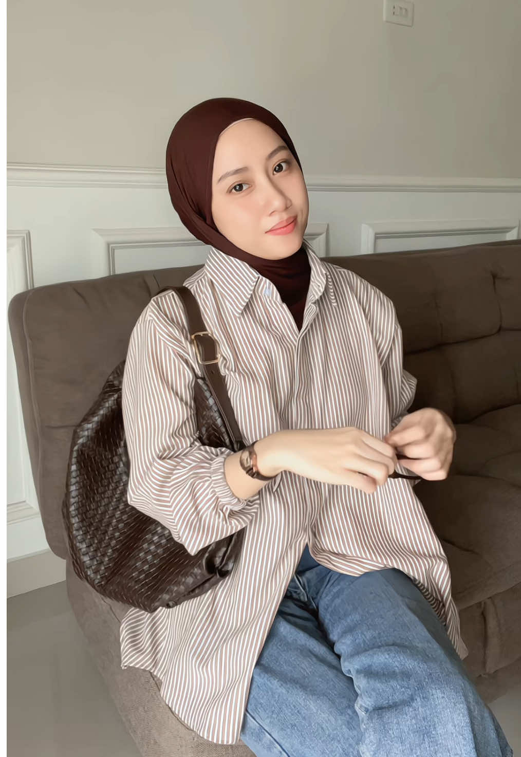 Outfit satset pake kemeja udah nyaman seharian 🥰 #outfitideas #outfitinspo #outfithijab #kemeja #kemejasalur #kemejawanita #topshirt #shirtwanita #outfitngampus #outfitkerja #stripeshirt #kemejastrip #fyp #fypage #xybca 