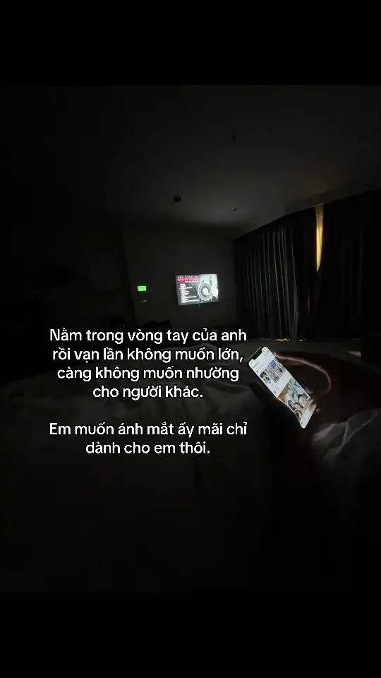 Nằm trong vòng tay của anh rồi vạn lần không muốn lớn, càng không muốn nhường cho người khác. Em muốn ánh mắt ấy mãi chỉ dành cho em thôi.