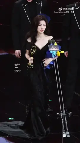 Fancam lên nhận giải ngày hôm nay, cổ đẹp cổ sang cổ trắng bóc 👏🏻 #bachloc #bachmongnghien #bailu #白鹿 