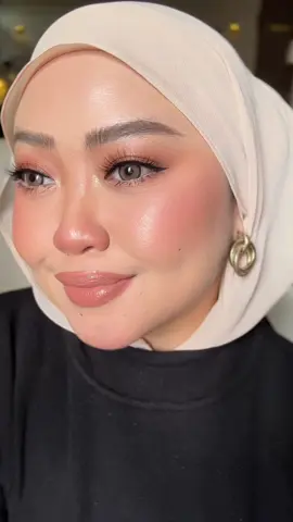MAKEUP VIDEO ✨ Harini mood nak makeup2 la .. Dua hari dah kkpinaz demam on off KL pon mendung ja sejuk alhamdulillah :)  Base kalini kakpinaz mencuba serum caviar dari Rougefyfy Cosmetics . Serum bagus untuk all skintype nak gunakan utk makeup base pon takda masalah sbb this serum base silica . My under eyes lines , smile lines smooth ye sangat minima appearance line2 tu semua . Goodjob Rouge Fyfy thniah 👏🏻 Utk makeup ni , serum & juga Fresca Moisturizer dah ada primer jadi kkpinaz mmg skip primer terus pakai my fav cushion fd . Ampa boleh thk how natural & flawless hasil  the makeup .  Part mata paling mudah kkpinaz rass kalini calit cream blush then letak shimmer settel hahaha ! Okay la ampa enjoy the video la na 😘 FACE :  @maaezbeauty_hq : Natural Setting Spray  @rougefyfy_cosmetic : Caviar Serum Primer  @frescahq : Moisturizer Primer  @okayamalaysia_hq : Cushion Fd ( medium )  @okayamalaysia_hq : Loose Powder  @nsubeaute : Lipmatte 